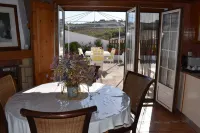 Family friendly, pet friendly 7 km from Areia Branca Beach