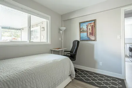 Guest Suite in West Maple Ridge Отели в г. Мейпл Ридж