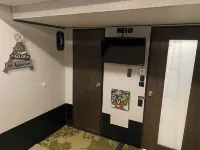 Minutes from Siesta Key Beach, Nathan Benderson Park  Pool, WiFi, & Resort Amen