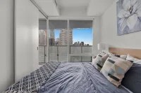 Stunning Lake View Suite in Core Harbourfront 토론토 호텔