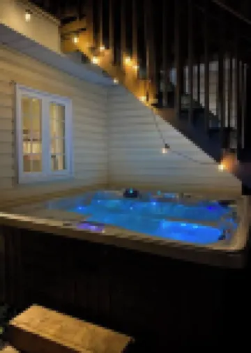 Beautiful Waterfront Cottage with Hot Tub in South Muskoka