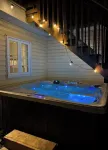 Beautiful Waterfront Cottage with Hot Tub in South Muskoka