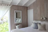 Beachfront paradise: Spectacular views, huge deck, central location, backup gen! فنادق في Elbow Cay