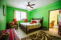 Caribbean Seafront, 2-Level Island Home, Pool, Kayak, Paddle boards and Privacy Hôtels à : 