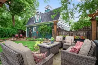 Downtown, 6 kings, Sleeps 14+, Game Room,  Courtyard, Hot Tub