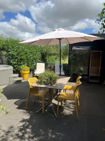 Wellness Lodge 5 Minutes from the Beach – Between Noordwijk and Zandvoort Отели в г. Hillegom