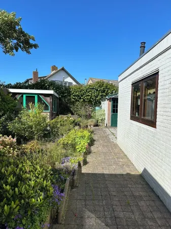 Gezellig vakantiehuisje in centrum Zoutelande met eigen parkeerplaats en tuin