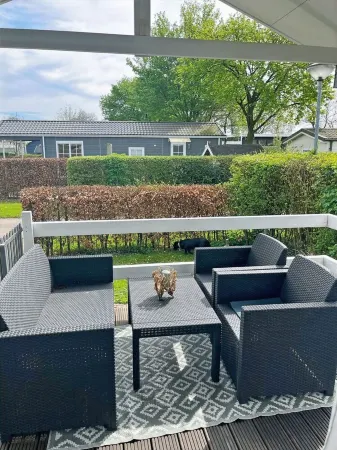 Chalet Seezauber - charming chalet in vacation park De Veerstal Отели в г. Rheden