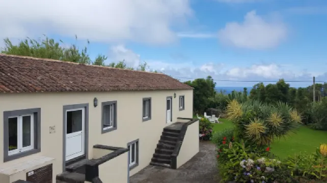 Spacious country house, idyllic garden, gorgeous ocean view, quiet yet central