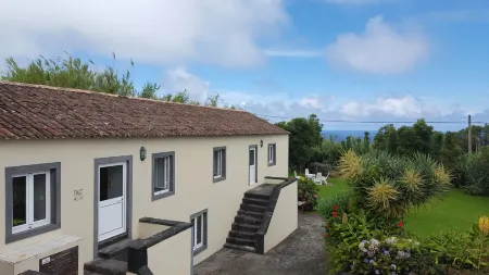 Spacious country house, idyllic garden, gorgeous ocean view, quiet yet central