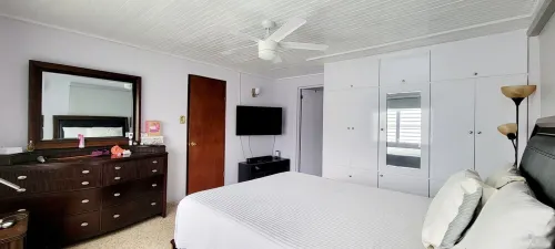 Luxurious Apartment Near Beaches, 2nd floor only.