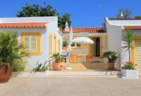 Sunny ap. with pool for 2 people (+2 young) right on the sea in a prime location Hotels in Ferragudo