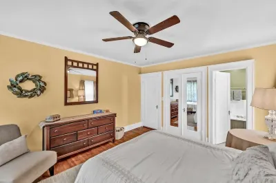 Beautiful North Buffalo Apartment Hotels near Friday Mosque (Masjid Juma)