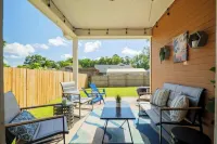Holy Cow! Sleeps 10-Central Location-4 Bedrooms-2-Smart TVs-Grill & Pet Friendly