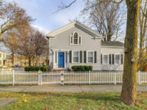 1 Block to Downtown Adrian: Spacious Home! Hotéis em Adrian