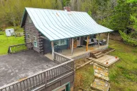 2 Mi to Lake Willoughby: Peaceful Log Cabin! - Hot Tub
