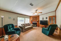 5 Blocks to Beach Access: Sanders Island Getaway! - 2-Star