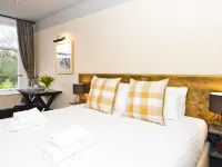 Bowling Green Hotels near Didsbury