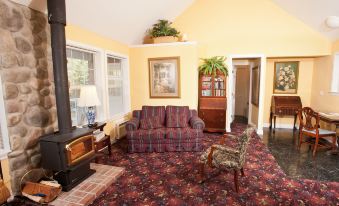 Hearthstone Elegant Lodge by the River