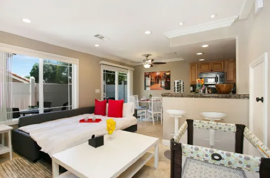 Costa Mesa/Newport - Fast Wifi - Work Stations - Free Parking - Self Check in! (cm-1)