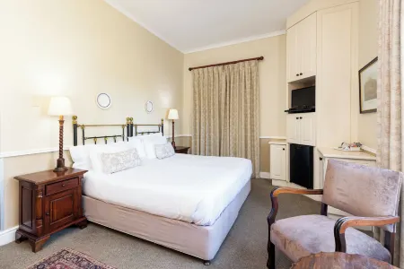 Queens Hotel by Bon Hotels Отели в г. Оудсхорн