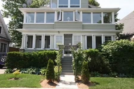 Rose Arden Bed & Breakfast Отели рядом с достопримечательностью «McMaster University Centre for Continuing Education»