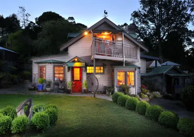 Como Cottage Accommodation Hotels near Cloudehill Garden & Nursery