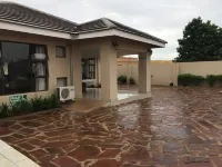 Royal Court Guest House - Homestays