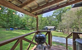 Cozy Studio Cabin on Lake O the Pines with Deck!