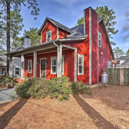 Cozy Southern Pines Retreat 1 Mi to Downtown!
