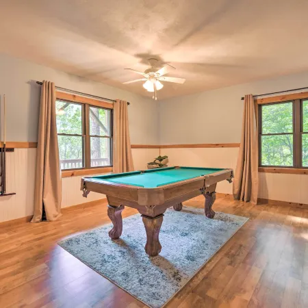 Decks & Mountain Views: Waynesville Getaway!