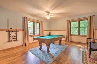 Decks & Mountain Views: Waynesville Getaway! - parking