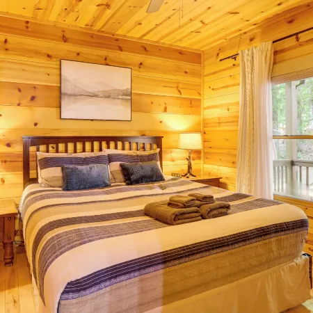 Lakeside Cabin: Game Room, Dock, Orchard, Wineries