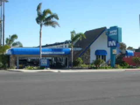 Newport Channel Inn Hotels near Environmental Nature Center