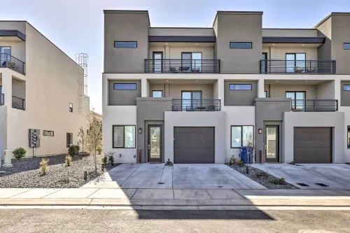 Spacious St. George Townhome w/ Grill & Views! - balcony