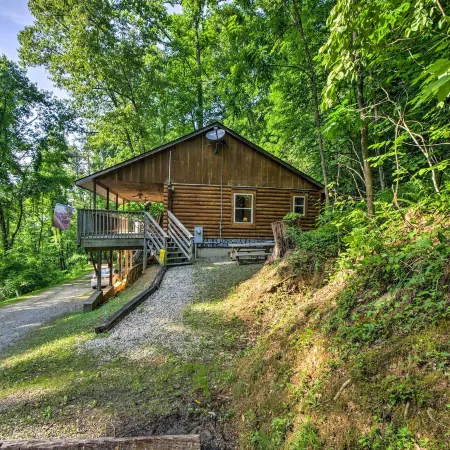 Cozy Deer Glen' Cabin w/ Private Hot Tub & Porch!