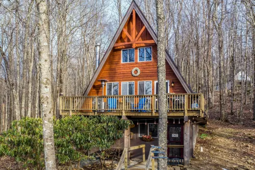 1 Mi to Beech Mtn! Family Retreat with Hot Tub
