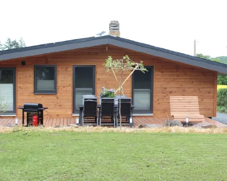 Quietly located modern vacation accommodation with a view of the Edersee National Park フェールのホテル