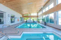 Sandman Signature Kamloops Hotel - piscina