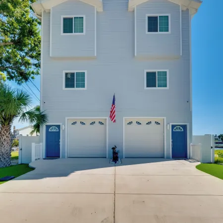 Walk to Beach! Waterfront Hudson Townhome