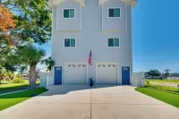 Walk to Beach! Waterfront Hudson Townhome - Boutique