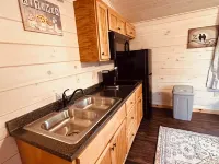 Charming Red Surry Cabin close to Acadia National Park and Bar Harbor Hotele w: Surry