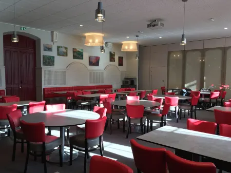 Espace Montcalm Отели рядом с достопримечательностью «Stade de la Rabine»