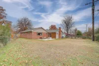 6 Mi to Dtwn: Dog-friendly Home w/ Yard in Tulsa - Homestays