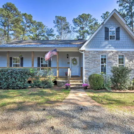 Family-Friendly Lake Lanier Escape on 2 and Acres!