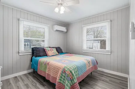 Cozy lakefront home on Big Barbee Lake