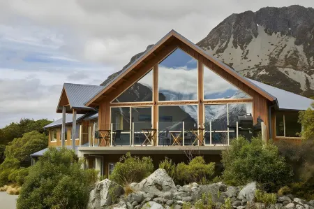 Aoraki Mount Cook Alpine Lodge