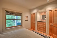 Lopez Island Hideaway w/ Coastal Views + Deck! - Wifi