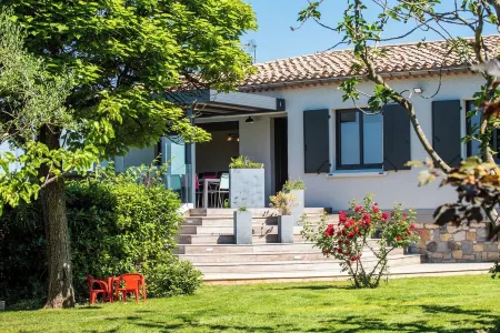 200 meters from the Cité, luxury 2jacuzzis villa and heated swimming pool