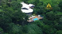 House with 5 suites with spectacular views to the sea!